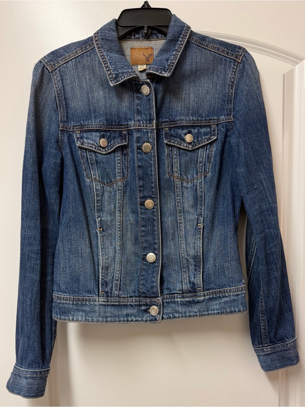 Stylish Women’s American Eagle Outfitters Denim Medium w/Silver Buttons